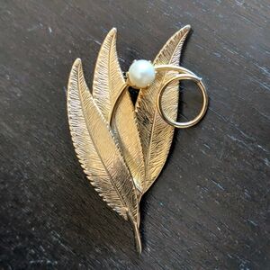 Gold color feather and pearl brooch